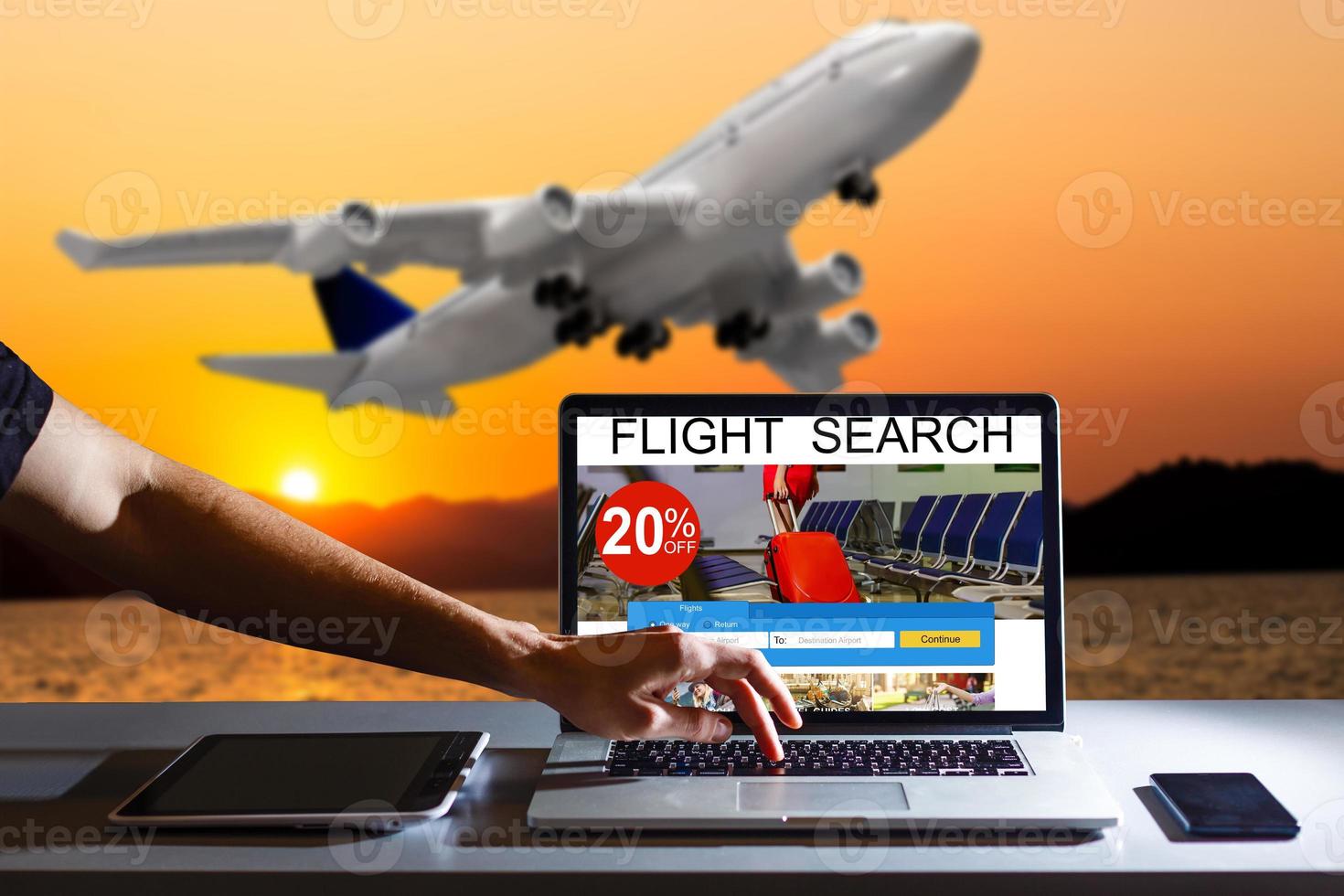 avião viagem tema com homem usando uma computador portátil computador foto