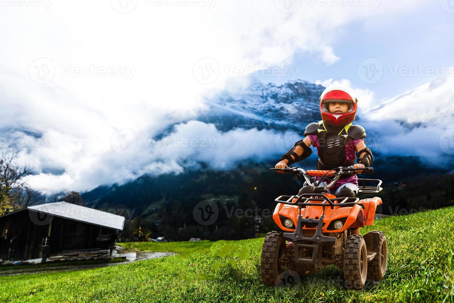 menina equitação quad bicicleta montanha, atv. fofa criança em quadriciclo. crianças verão período de férias atividade. foto