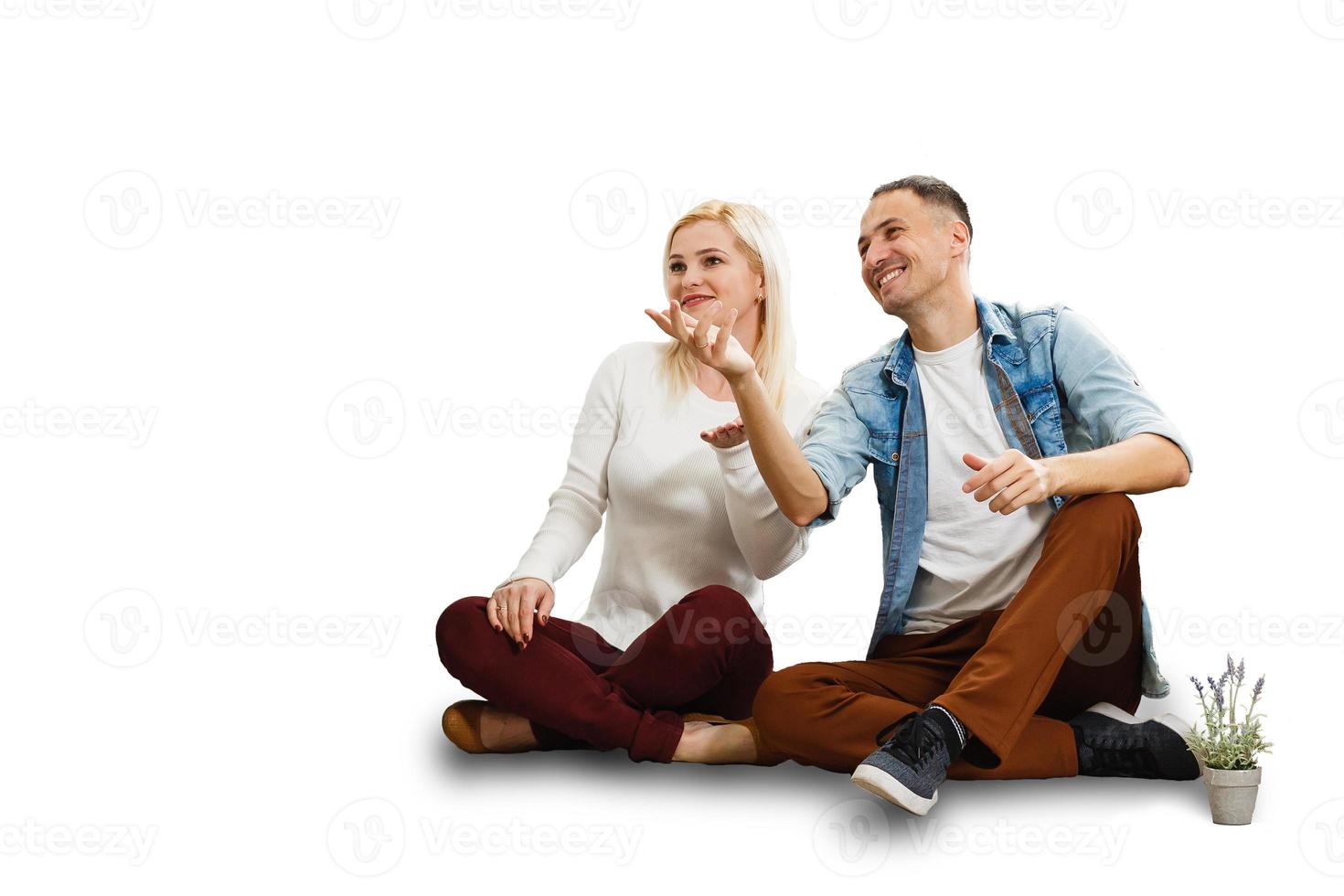 retrato de um belo jovem casal sorridente feliz - isolado foto