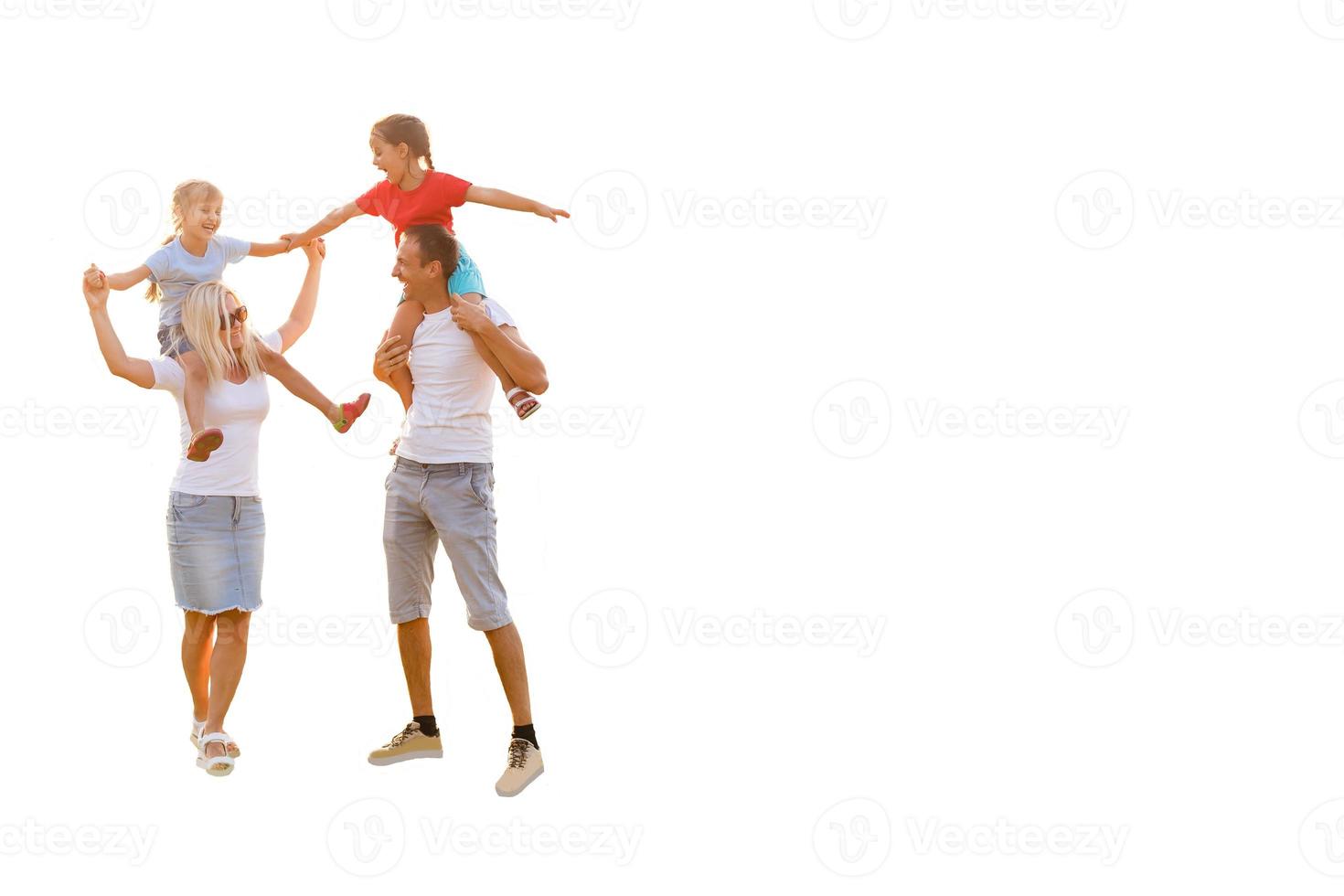 feliz família. pai, mãe e crianças. sobre branco fundo foto