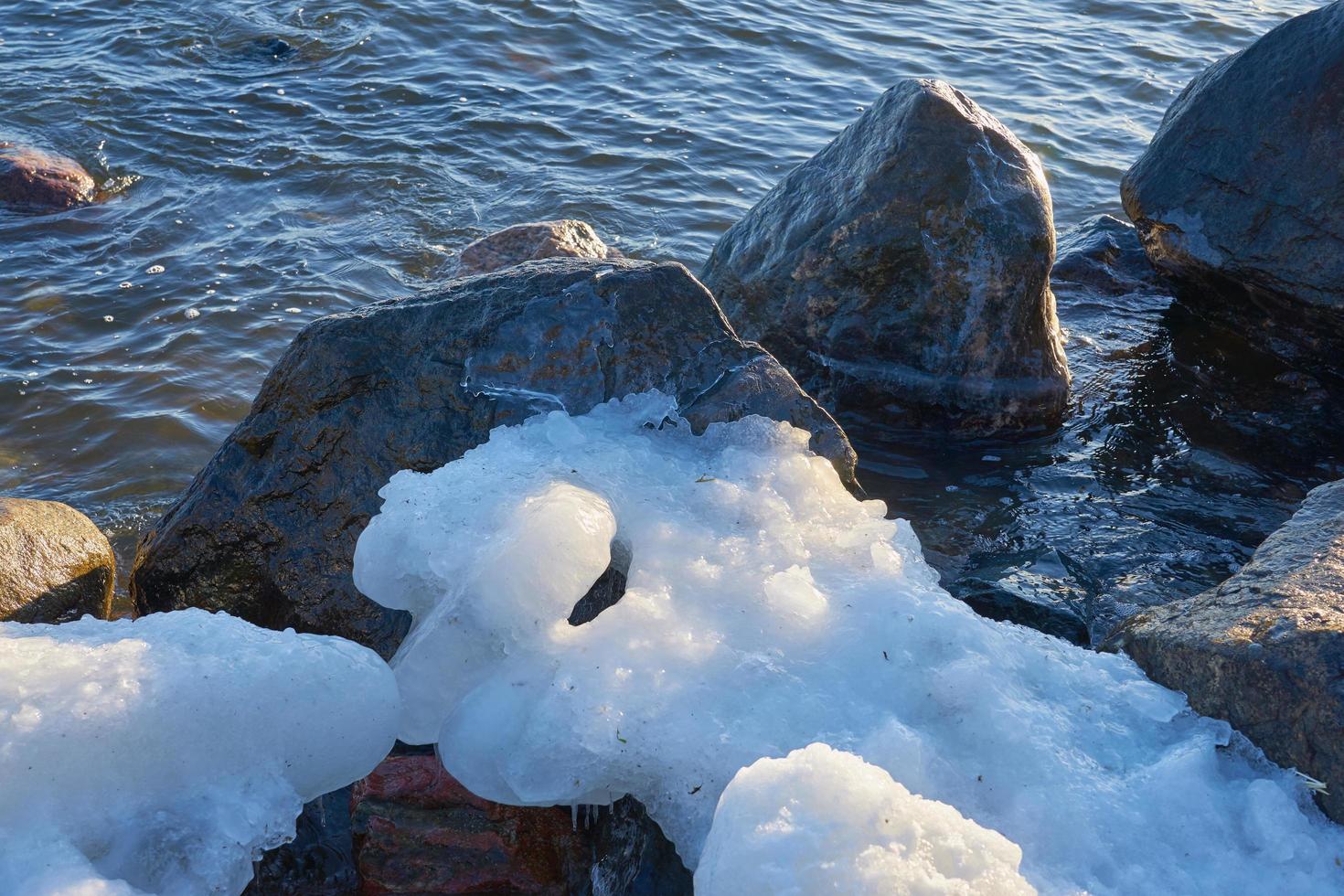 rochas e gelo na costa foto