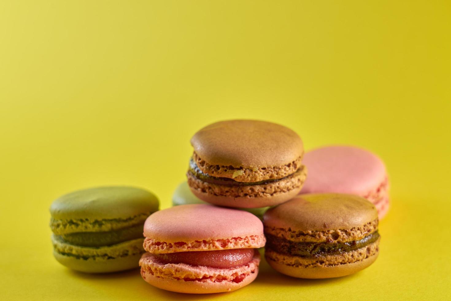 macaroons em um fundo amarelo foto