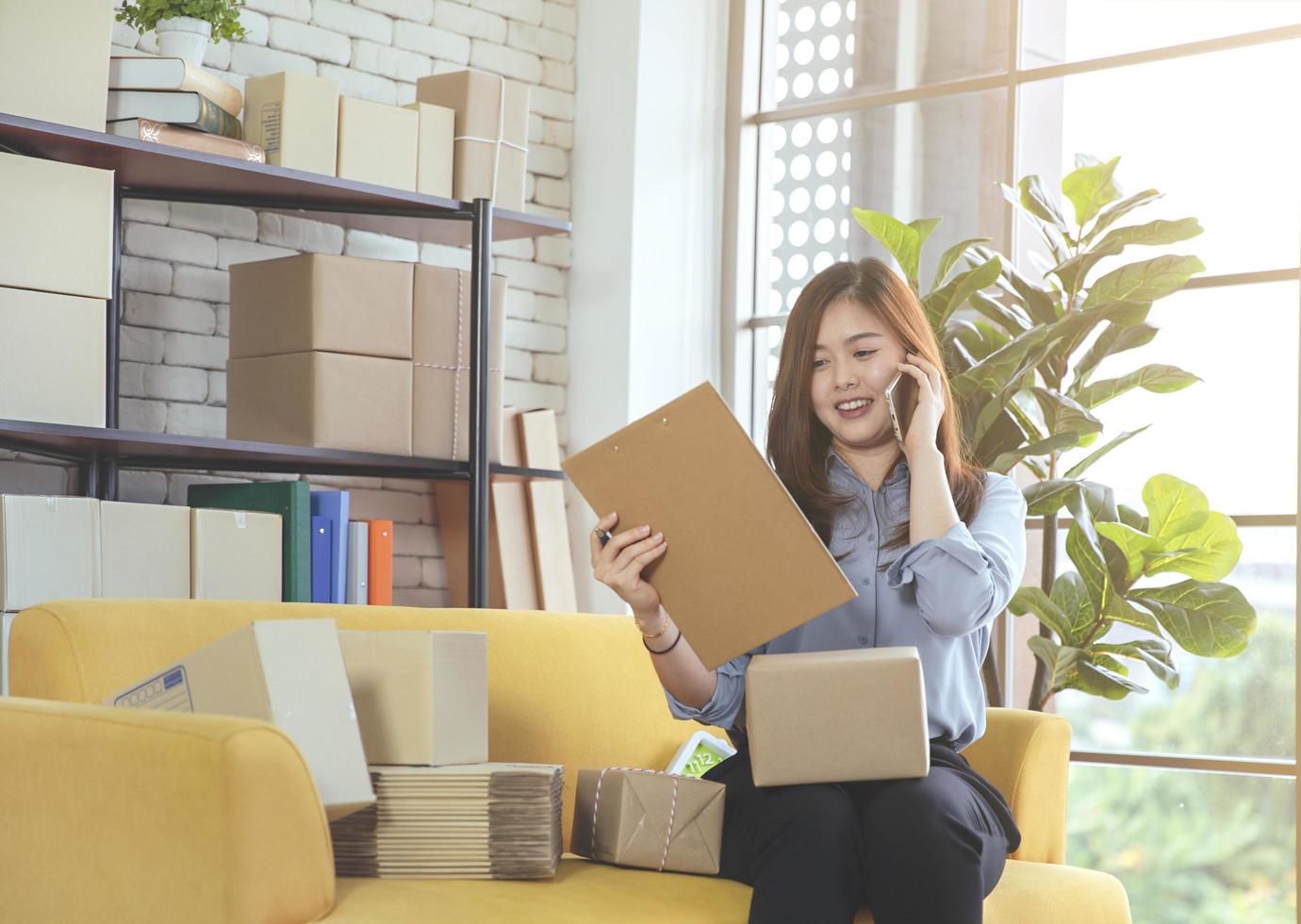 conceito de entrega de atendimento ao cliente feminino foto