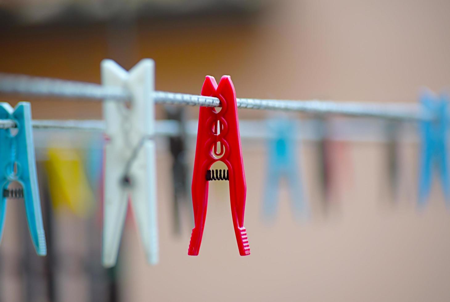 prendedor de roupa de plástico vermelho foto