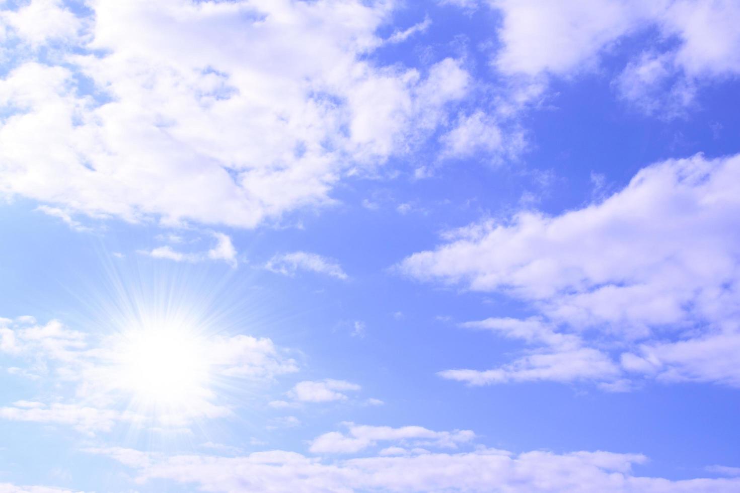 dia ensolarado com céu azul e nuvens brancas foto