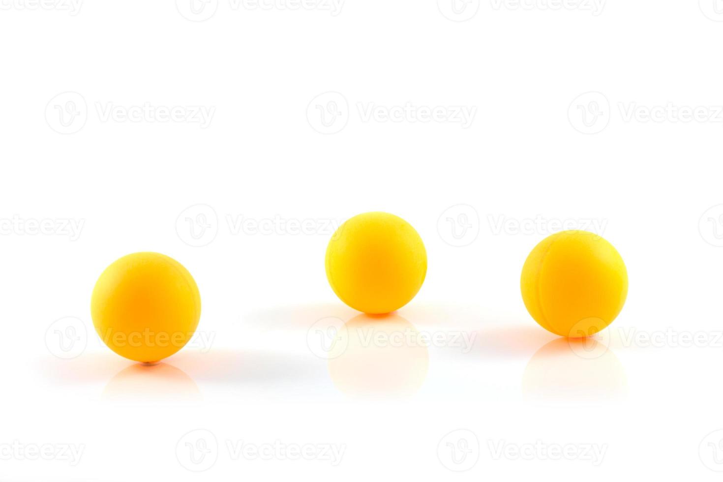 bolas de tênis de mesa laranja isoladas no fundo branco foto