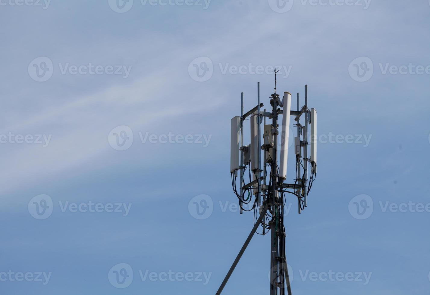 torre de telecomunicações em um fundo de céu nublado foto