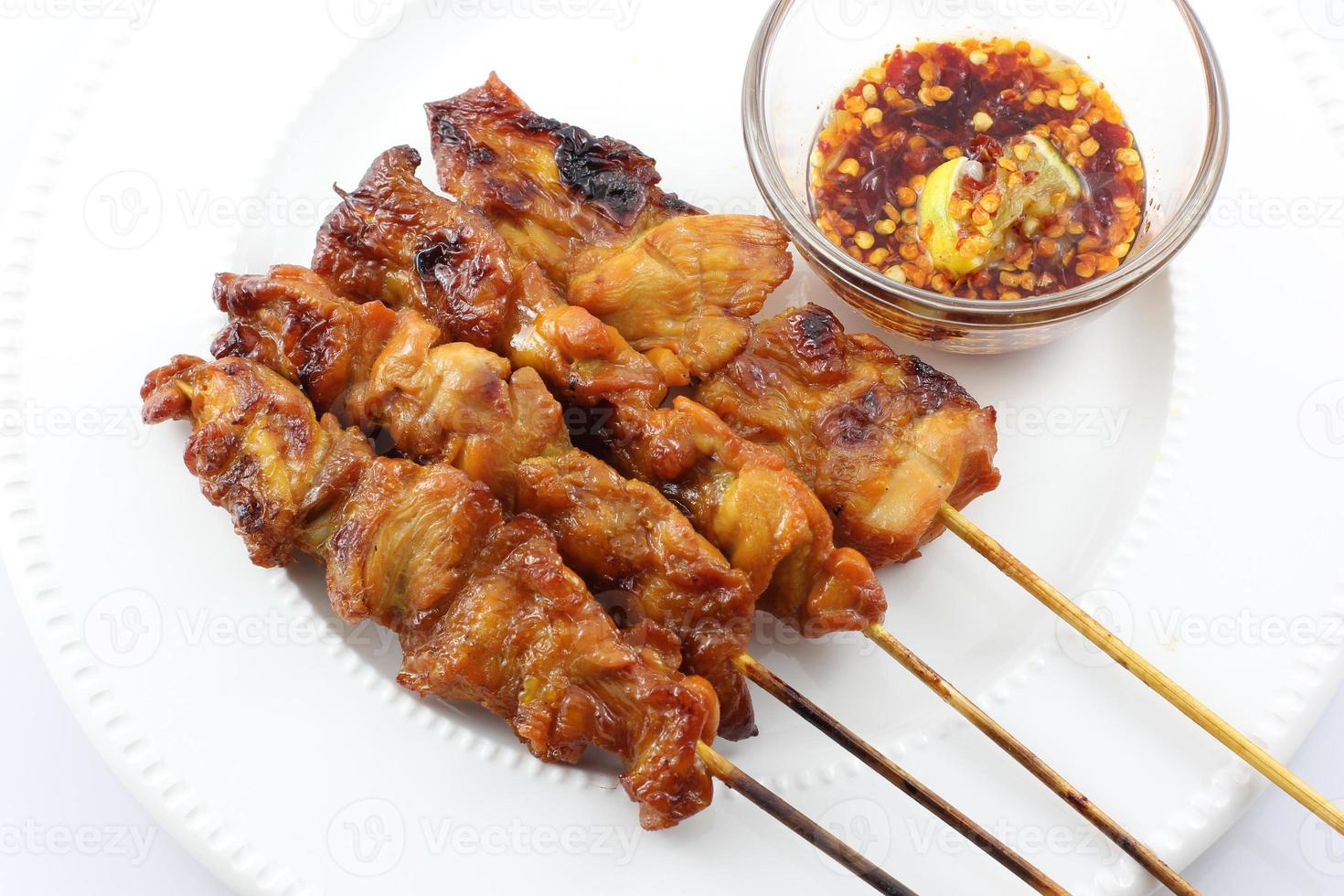 espetos de frango grelhado com arroz pegajoso e molho mastigável em um fundo branco foto