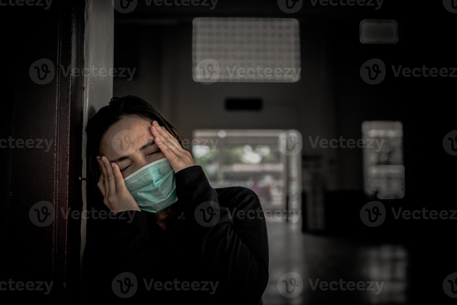 ásia viajante mulher vestem mascarar para proteger coronavírus tailandês mulher vestindo face mascarar respiratório proteger e filtro pm2.5 foto