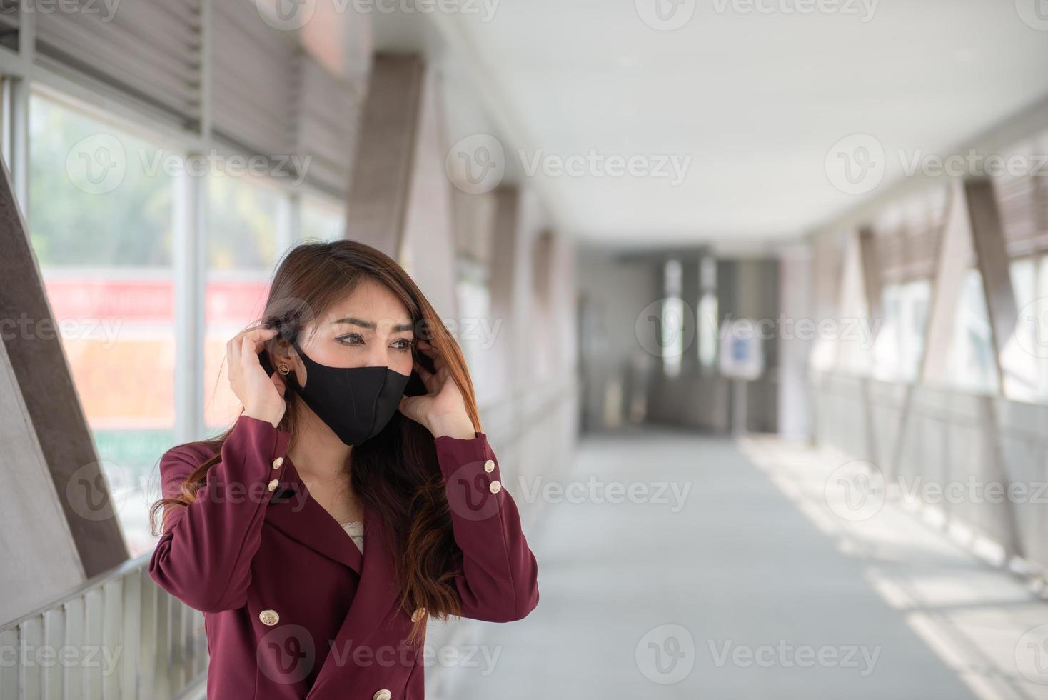 ásia mulher vestem face mascarar para proteger covid-19 vírus, tailândia pessoas, jovens senhora falta do respiração coronavírus tosse respiração problema foto