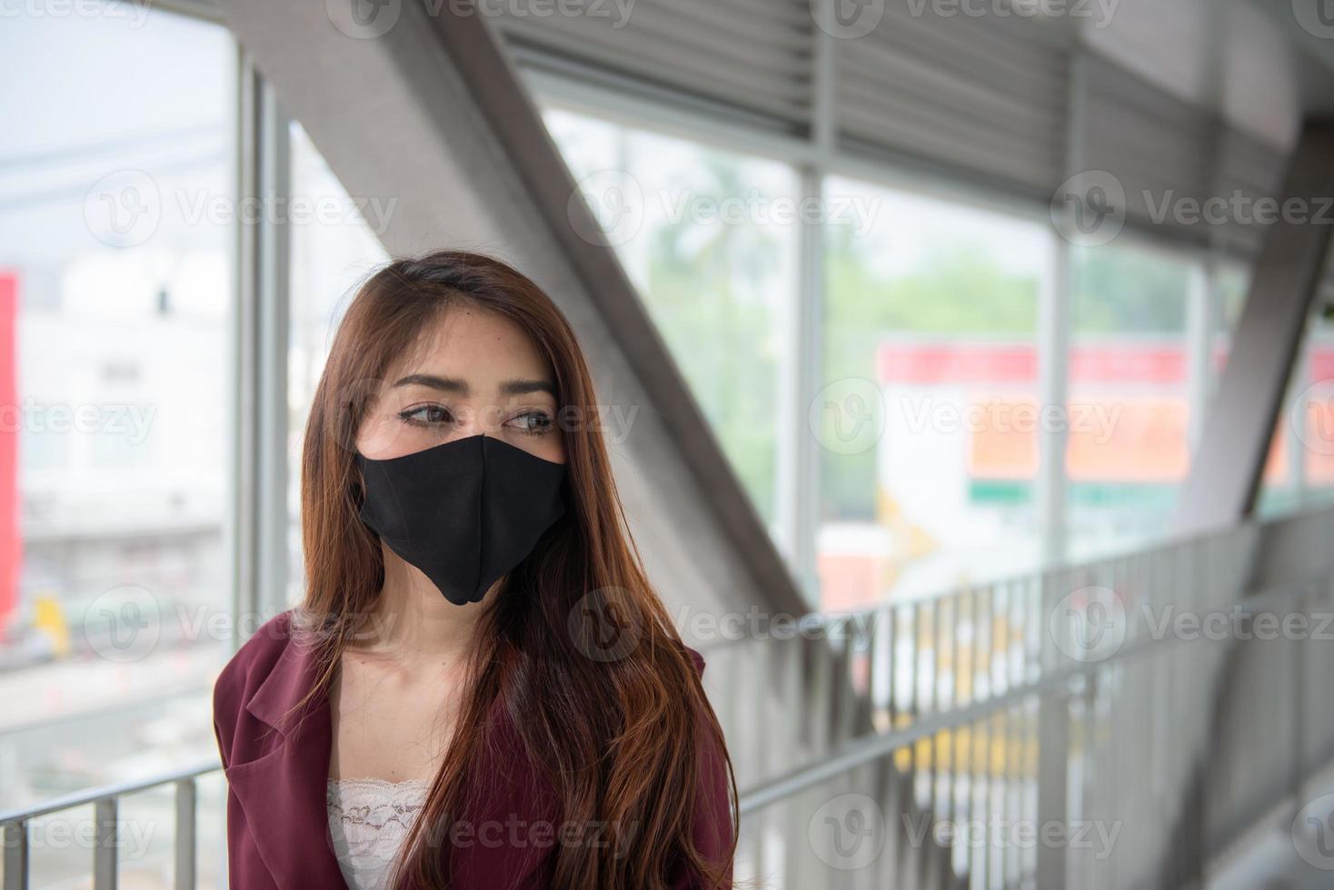 ásia mulher vestem face mascarar para proteger covid-19 vírus, tailândia pessoas, jovens senhora falta do respiração coronavírus tosse respiração problema foto