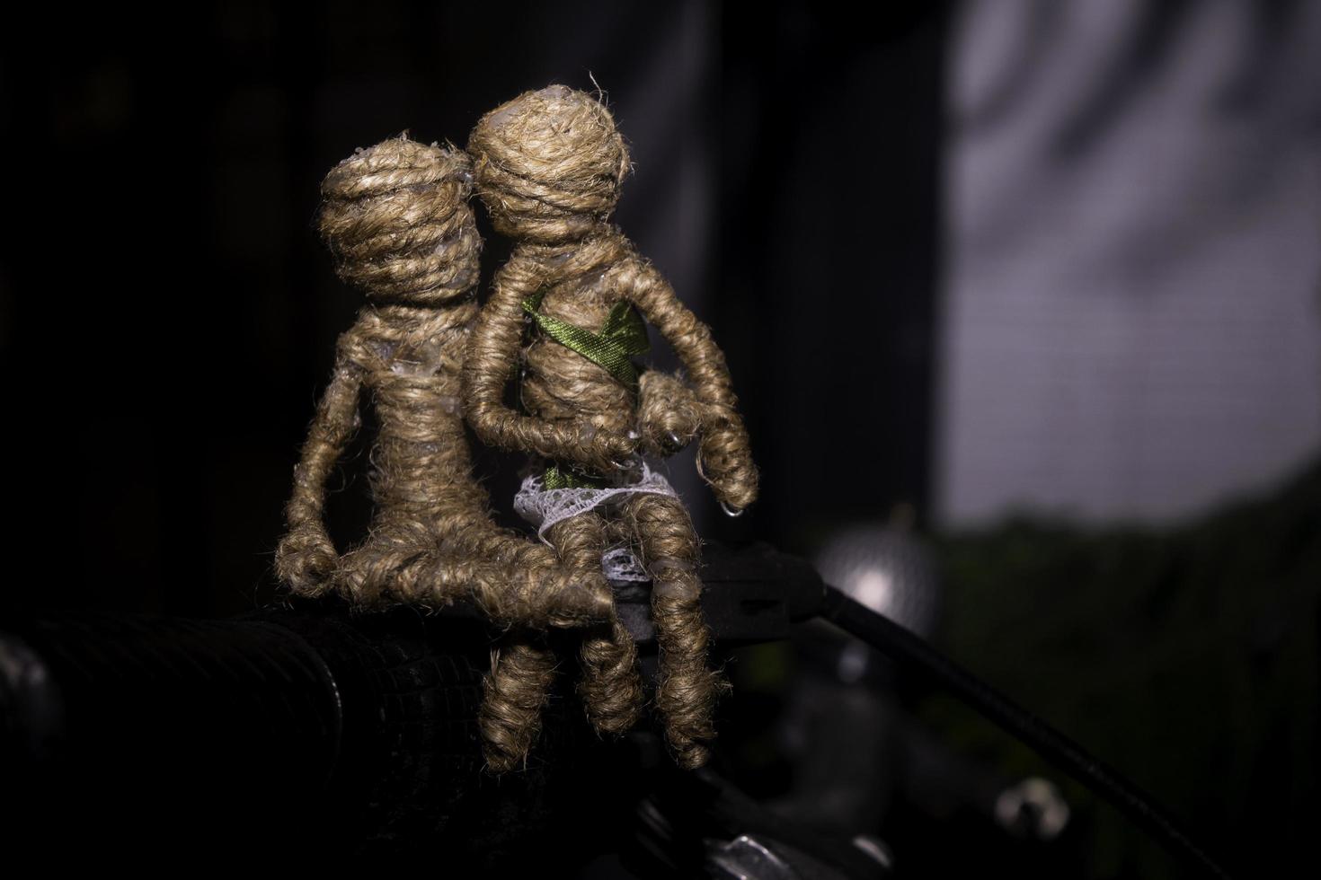 bonecas casal sentado dentro guiador do bicicleta. romântico fotografia conceito. foto