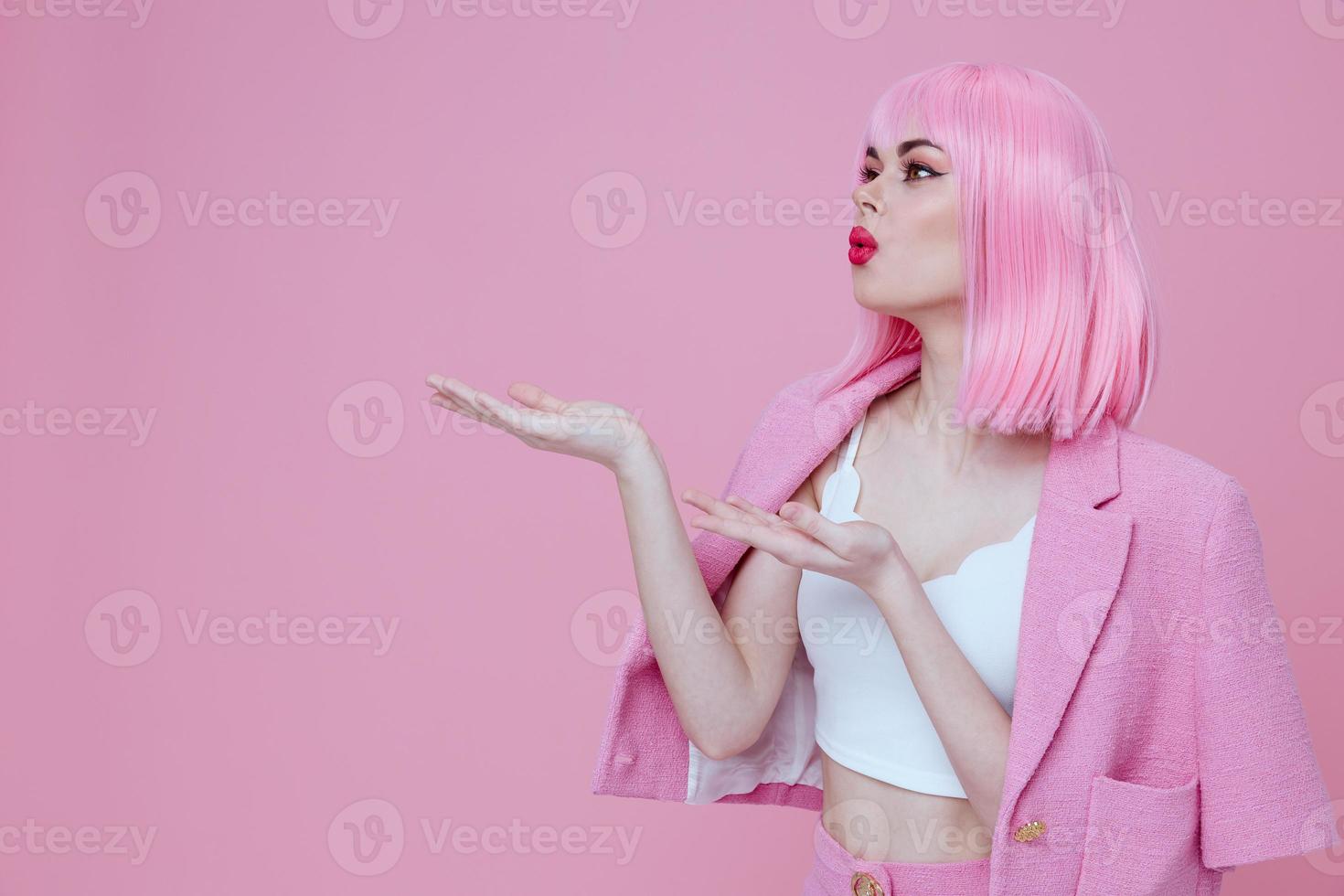 retrato do uma encantador senhora brilhante Maquiagem Rosa cabelo glamour Rosa fundo inalterado foto