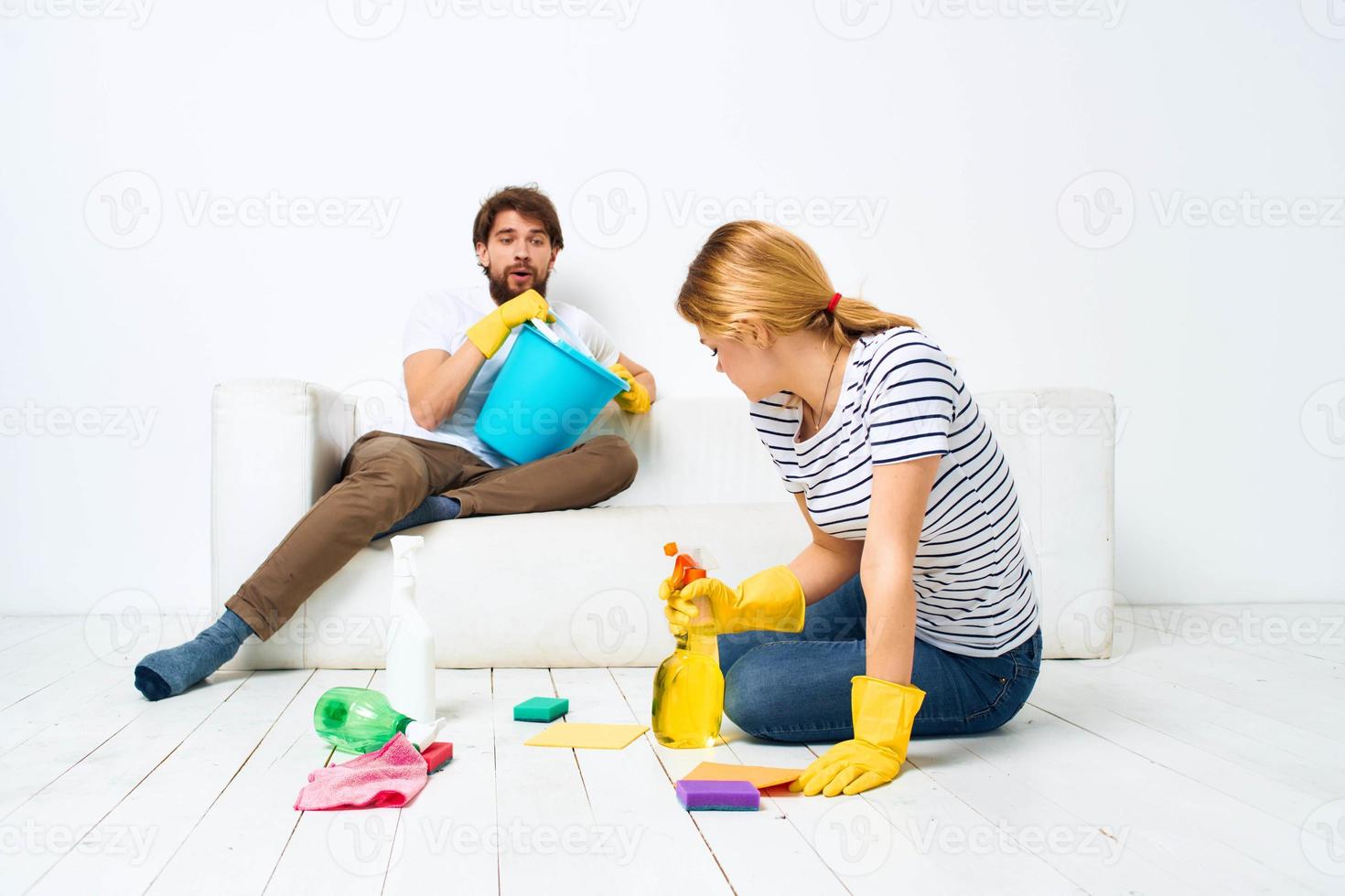 jovem casal estão fazendo limpeza juntos dentro a quarto luz fundo foto