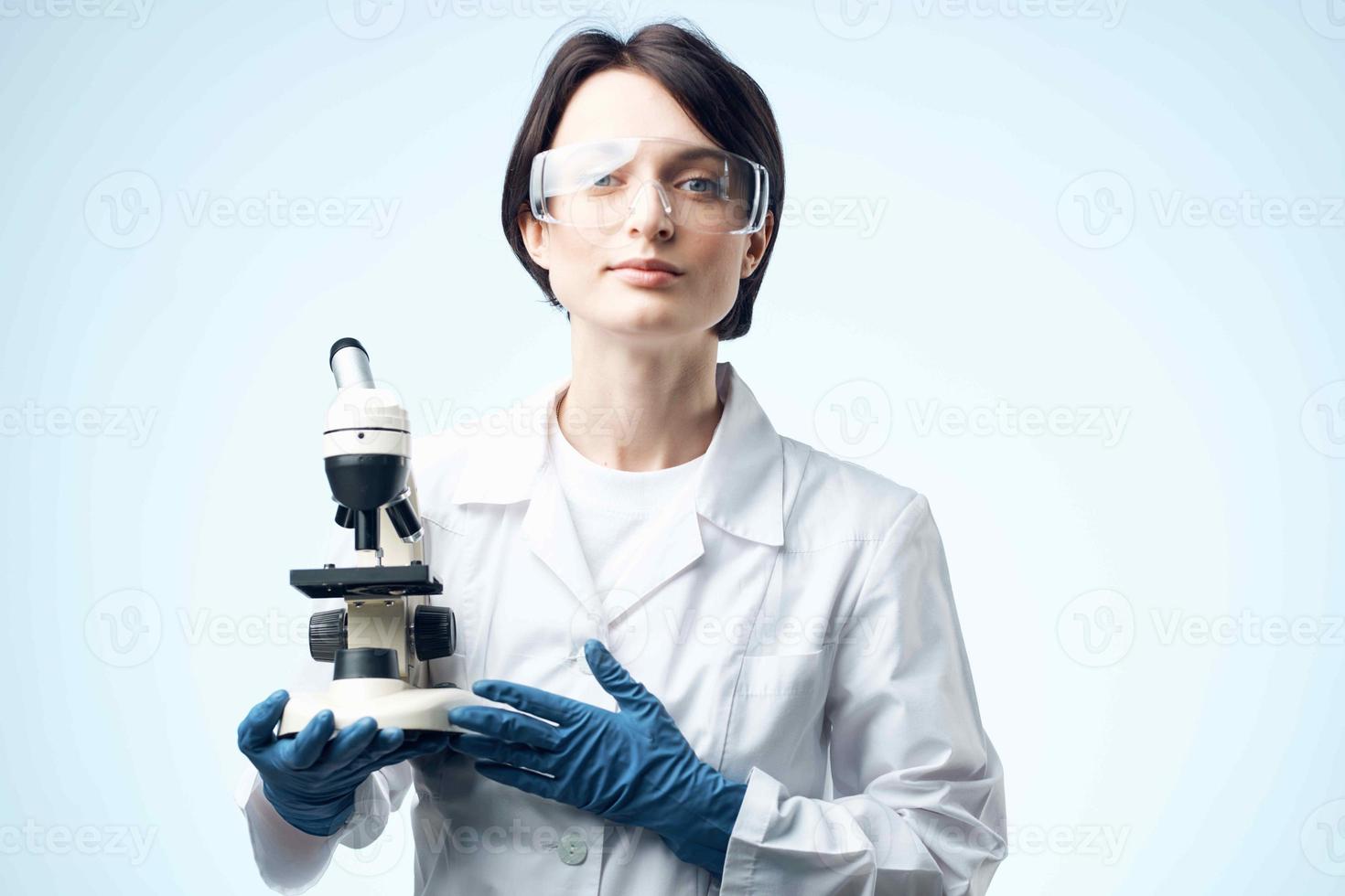 fêmea médico com microscópio dentro mãos tecnologia pesquisa Ciência foto