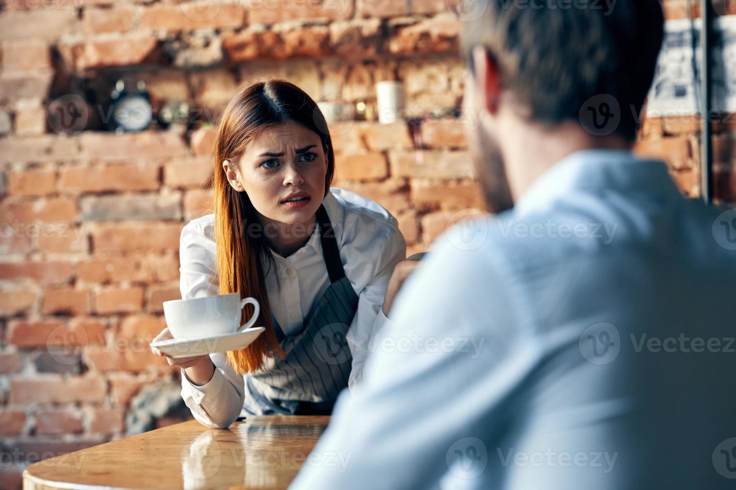 mulher traz café para cliente garçom trabalhos serviço foto