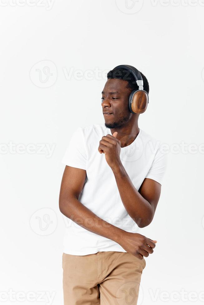 de aparência africana homem vestindo fones de ouvido dançando entretenimento música amante foto