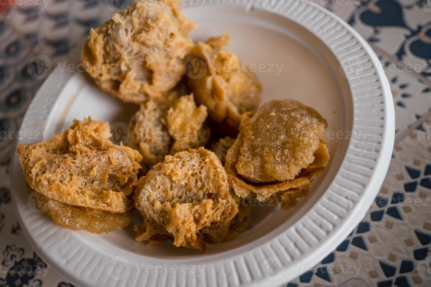 fechar acima foto do tahu walik javanese tradicional Comida com dourado cor. a foto é adequado para usar para tradicional Comida fundo, poster e Comida conteúdo meios de comunicação.