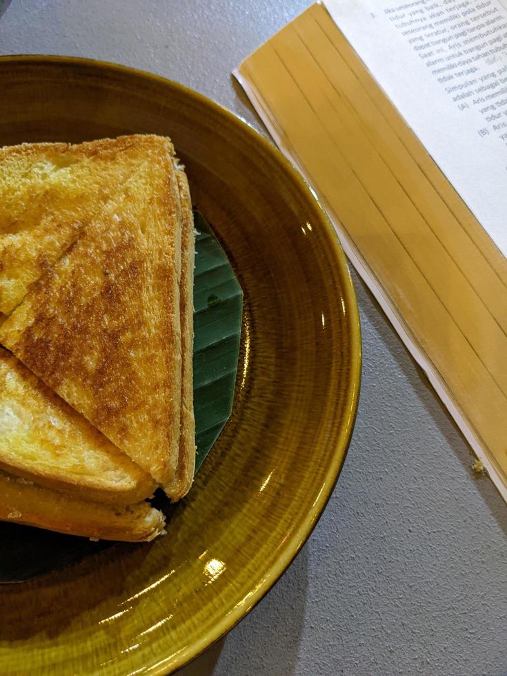 fechar acima foto do assado pão com Castanho açúcar e chocolate geléia. a foto é adequado para usar para Comida fundo, poster e Comida conteúdo meios de comunicação.