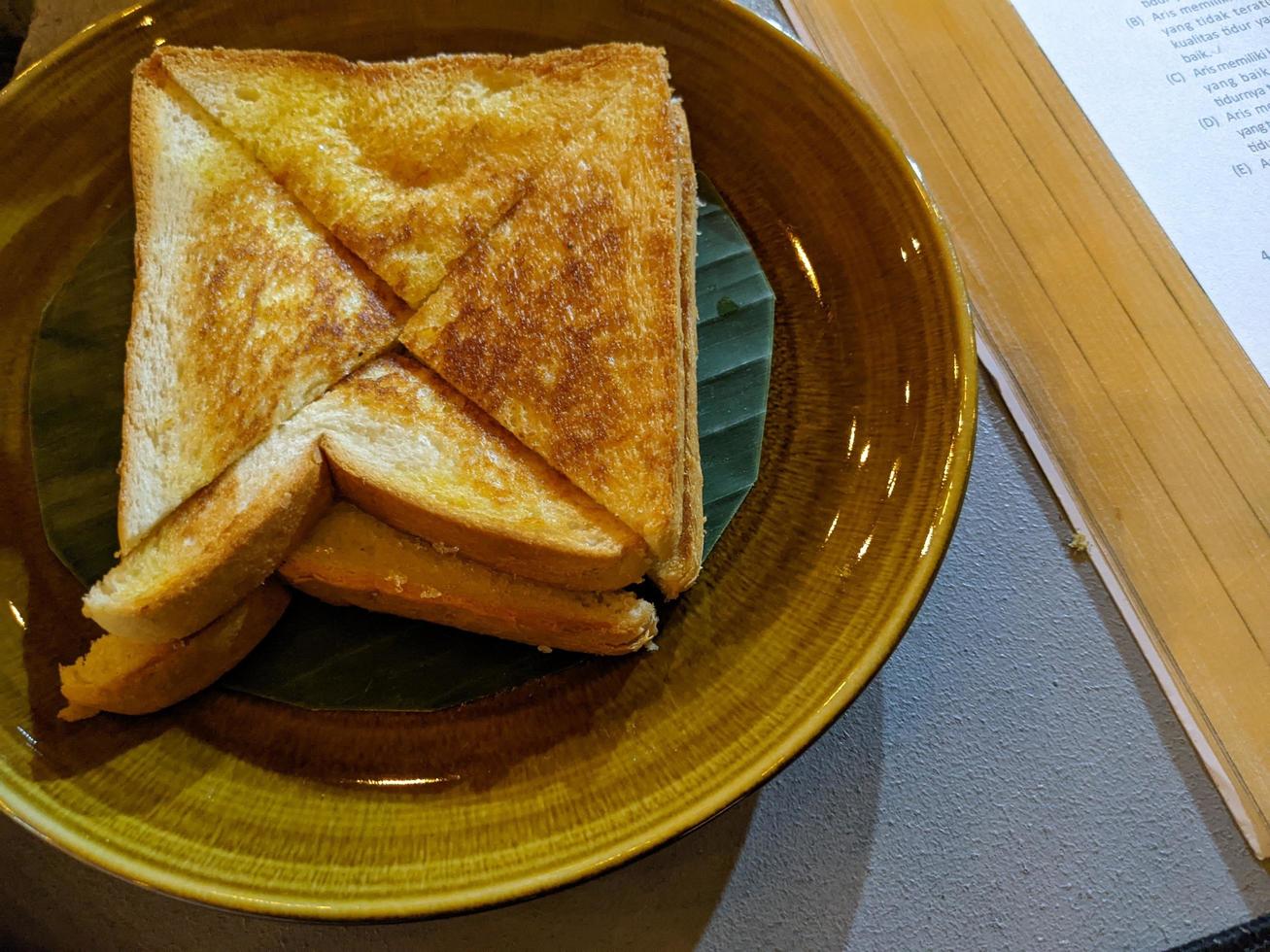 fechar acima foto do assado pão com Castanho açúcar e chocolate geléia. a foto é adequado para usar para Comida fundo, poster e Comida conteúdo meios de comunicação.