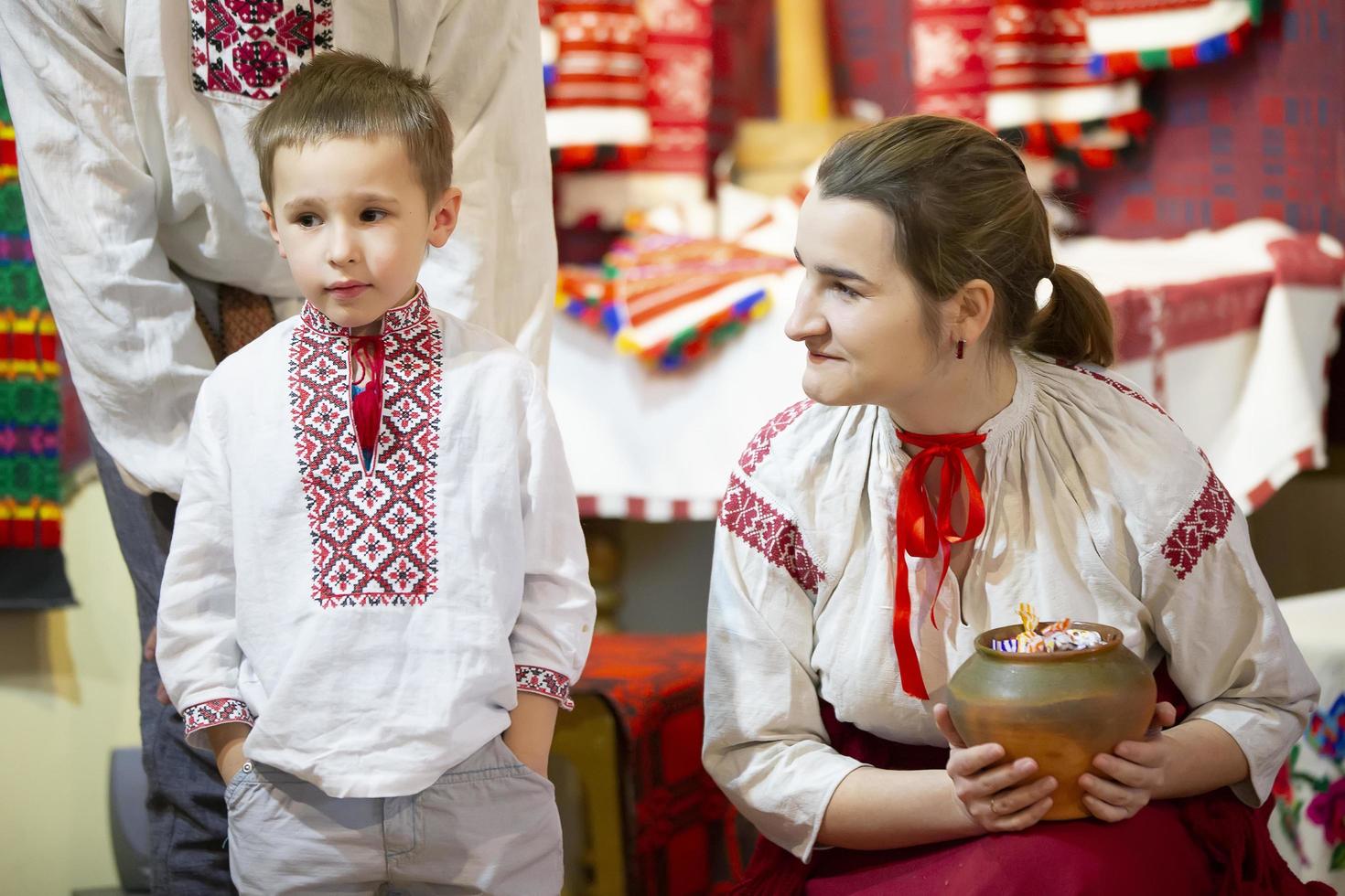 bielorrússia, a cidade do gomil, dezembro 24, 2016. Natal tempo. eslavo pessoas. criança e mulher dentro bielorrusso nacional roupas. foto