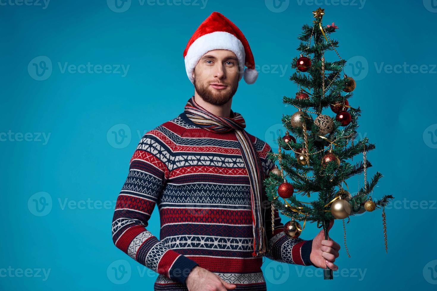 alegre homem dentro uma Natal branco brincar poster isolado fundo foto