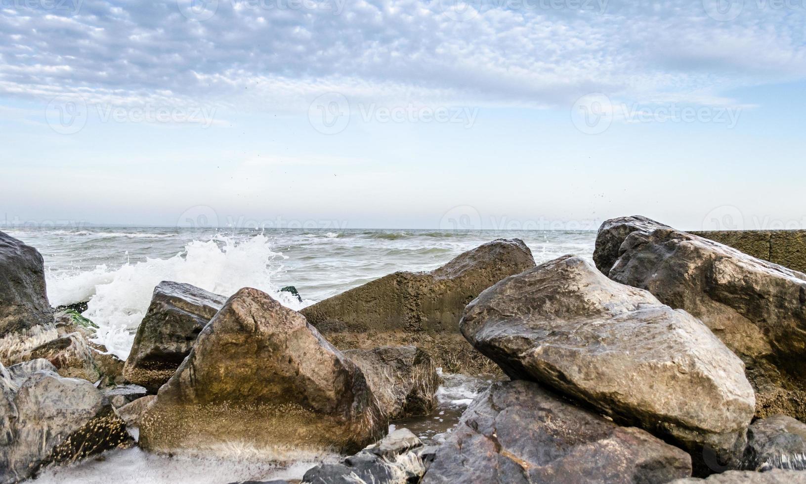 ondas espirrando nas rochas foto