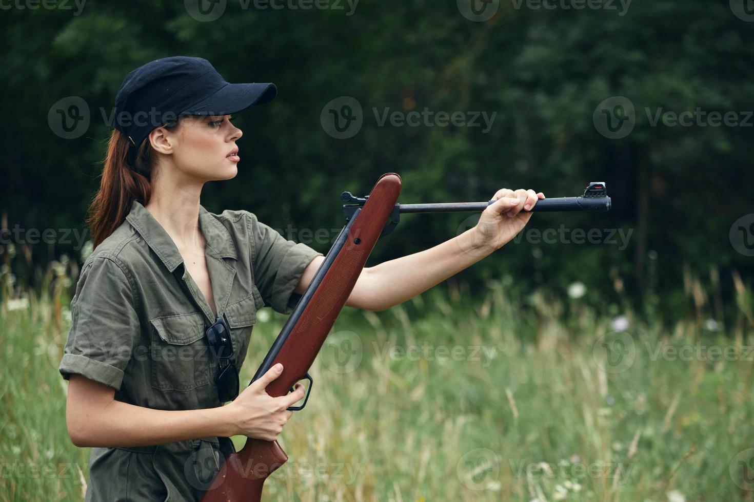 militares mulher recarregando arma de fogo lado Visão armas foto