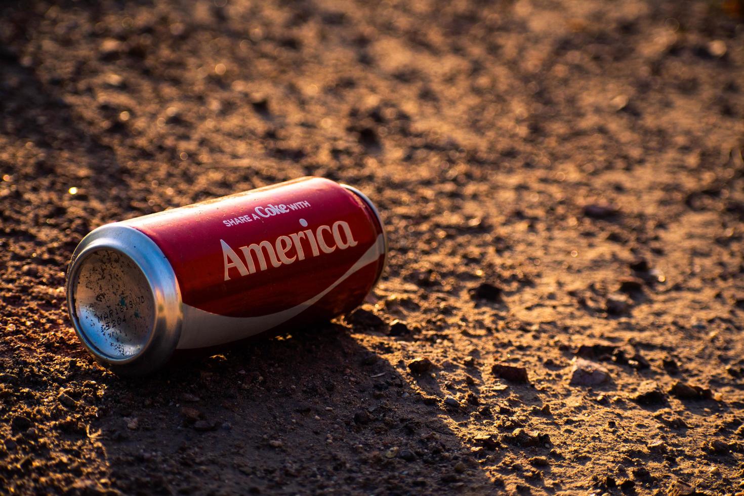 compartilhe uma lata de coca com a américa espalhada no chão nos eua foto