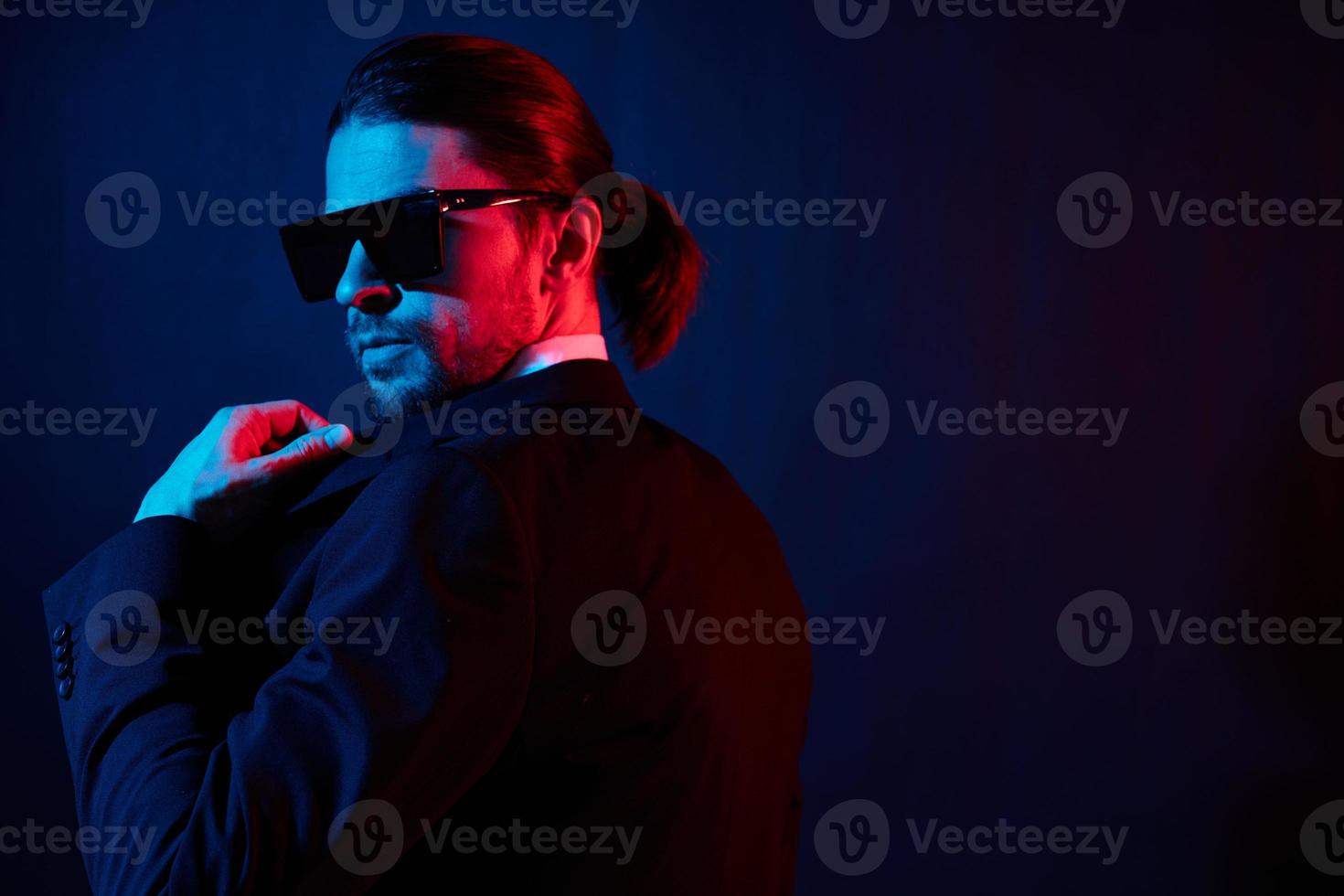 retrato do uma homem moderno estilo terno moda oculos de sol estilo de vida modelo foto