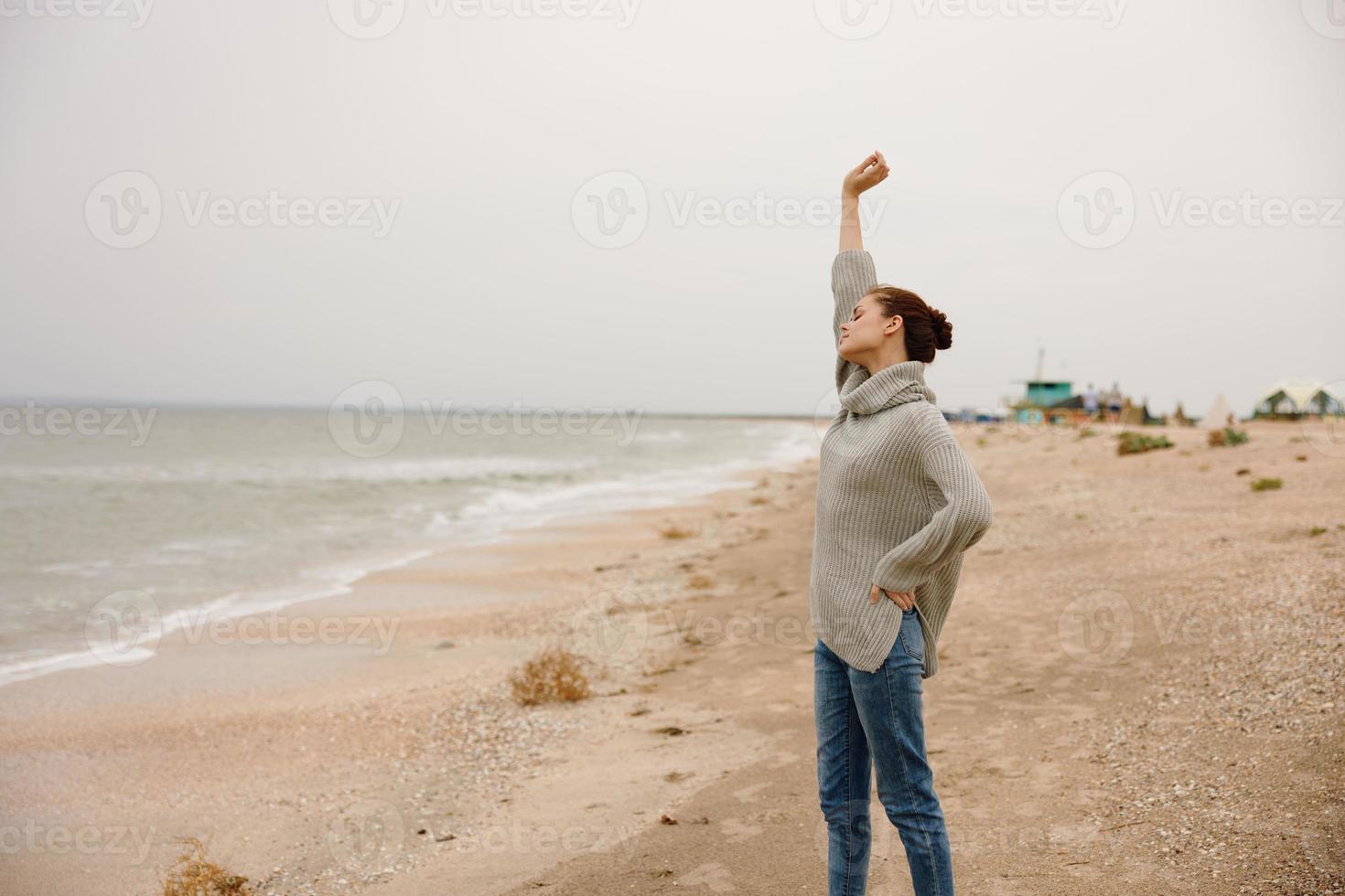 retrato do uma mulher sozinho de a oceano nublado clima feliz fêmea relaxante foto