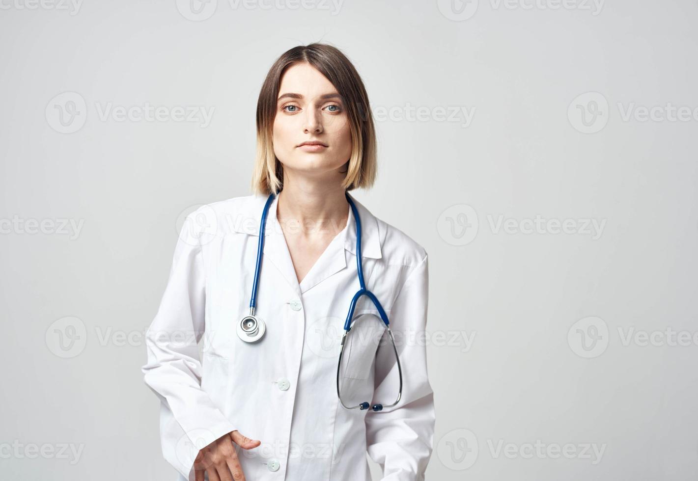 profissional médico mulher com azul estetoscópio e branco médico vestido foto