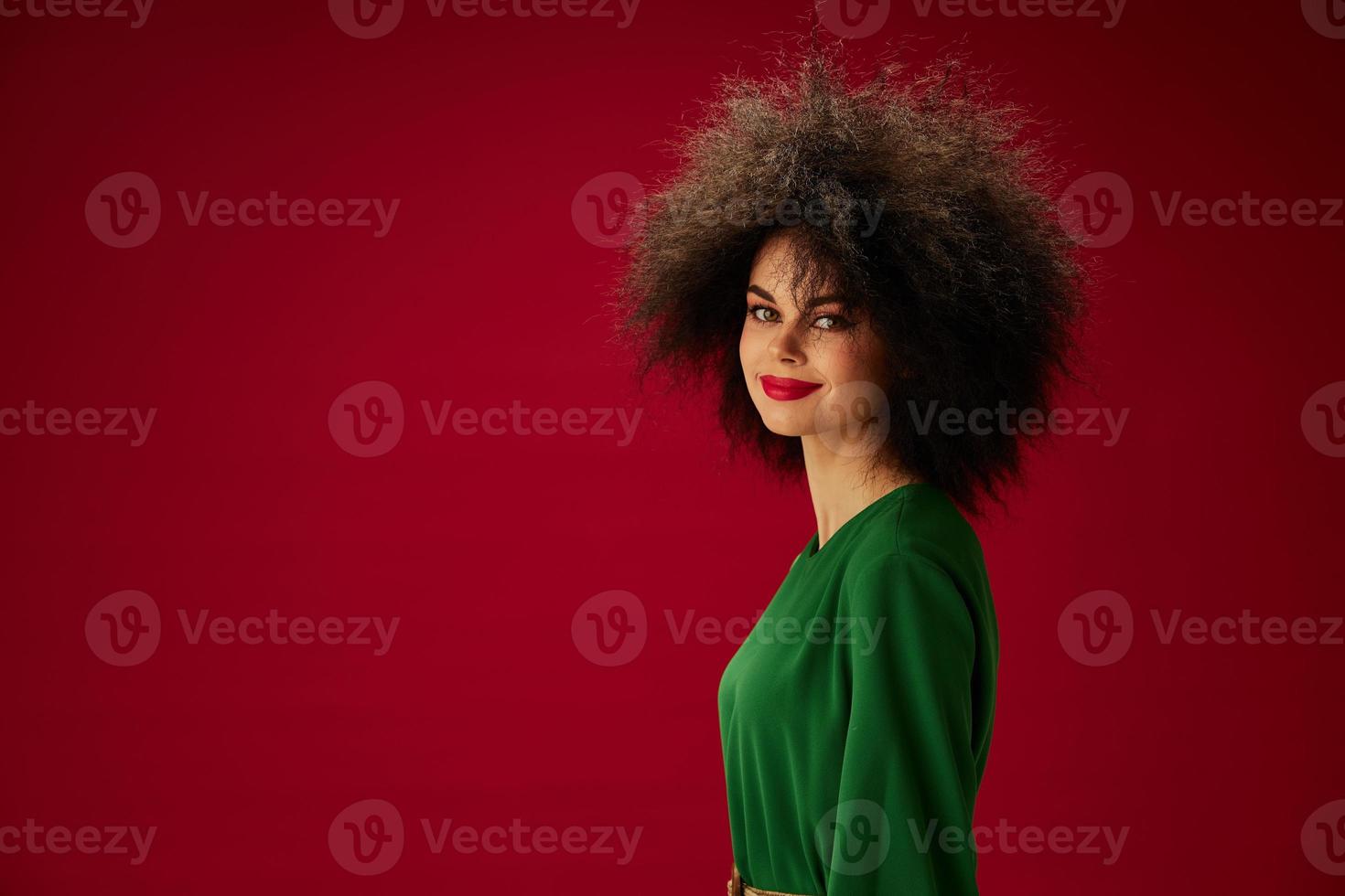 bonita mulher dentro verde vestir afro Penteado estúdio foto