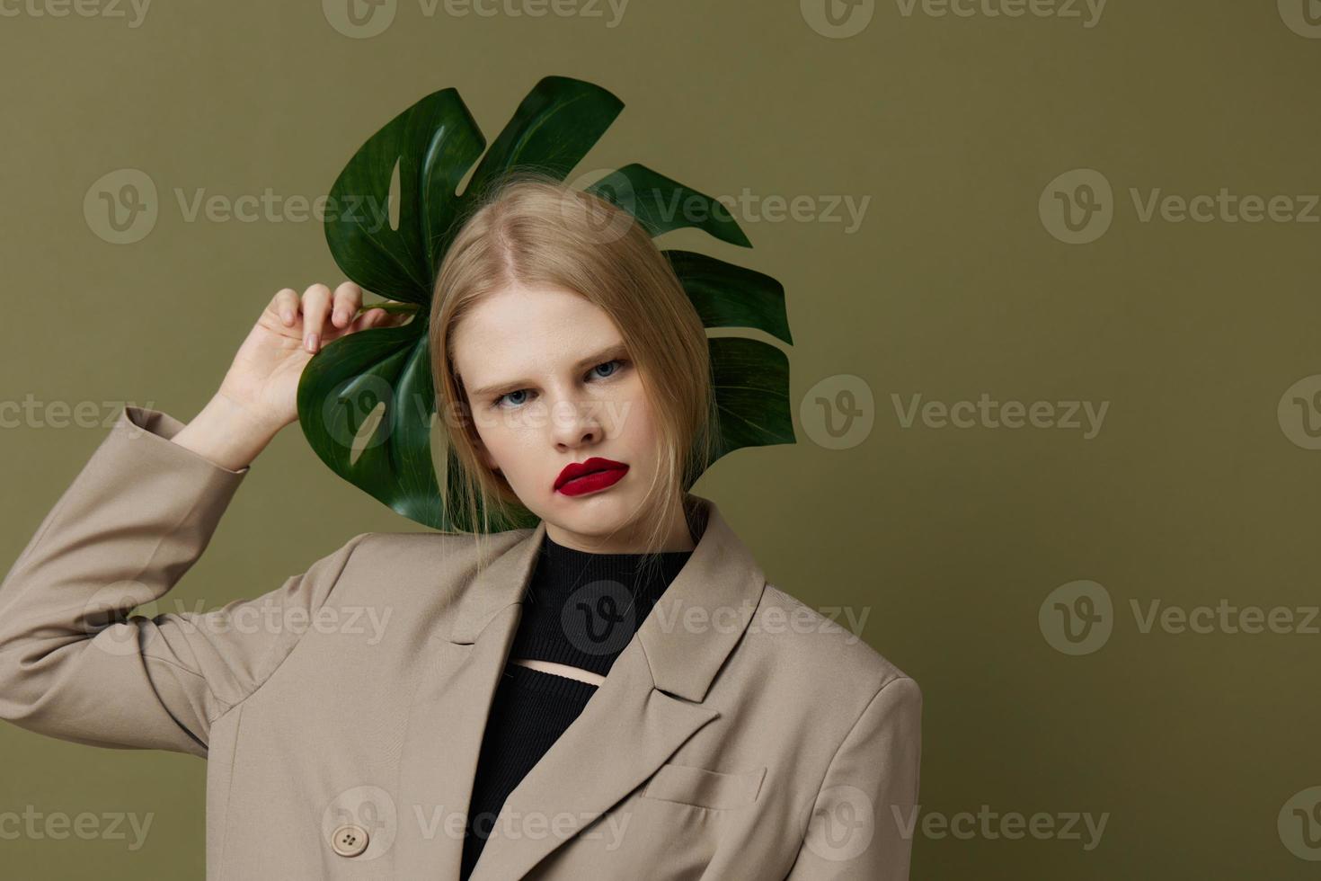 glamouroso mulher verde Palma folha casaco brilhante Maquiagem estilo de vida posando foto
