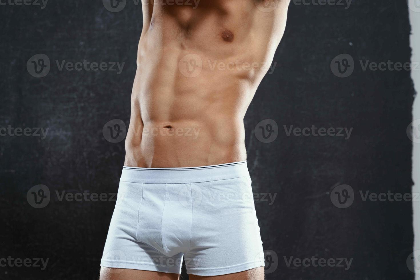 homem dentro branco cuecas bombeado acima corpo ginástica exercício musculação foto