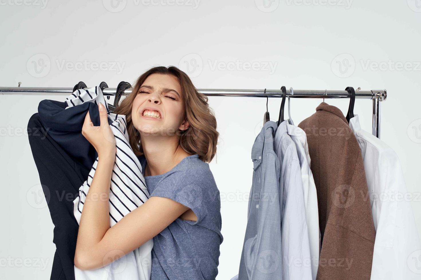 bonita mulher roupas loja comprador venda isolado fundo foto