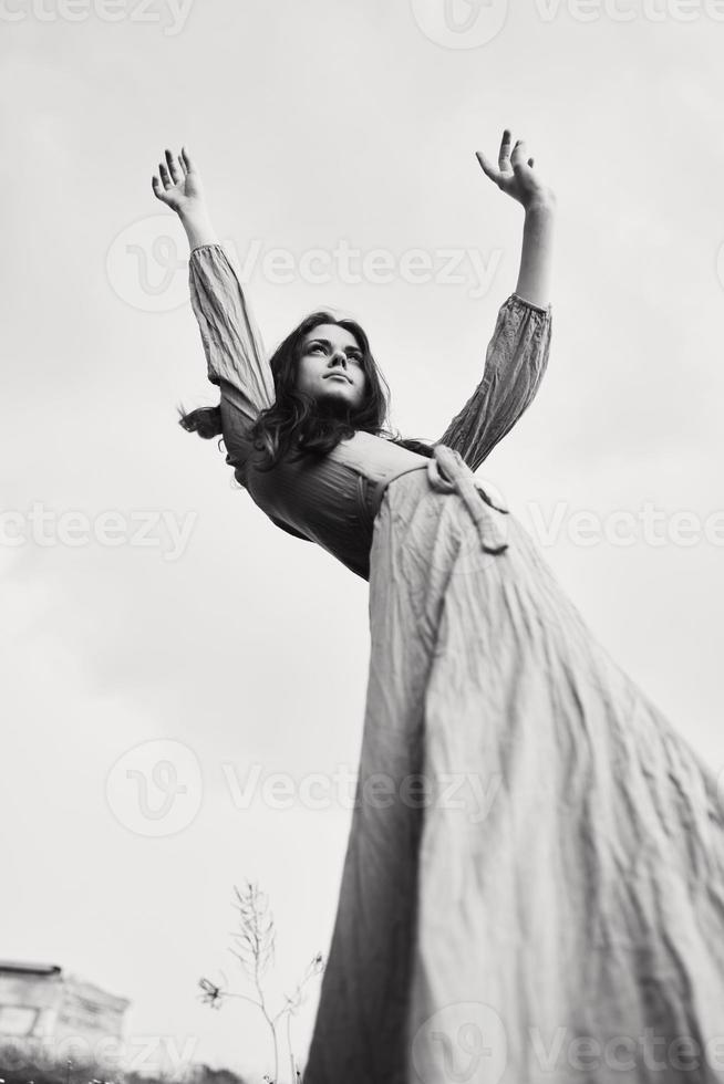 retrato do uma lindo mulher grandes Penteado dentro ao ar livre Casamento vestir inalterado foto