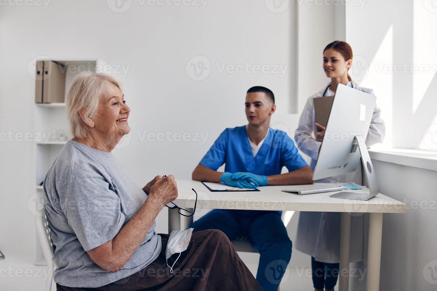 velho mulher comunicação com uma médico saúde Cuidado foto