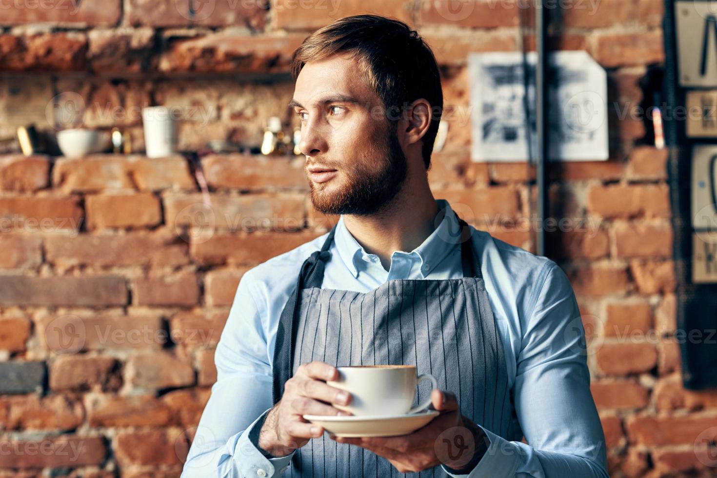 masculino garçom avental café copo profissional trabalhos estilo de vida foto