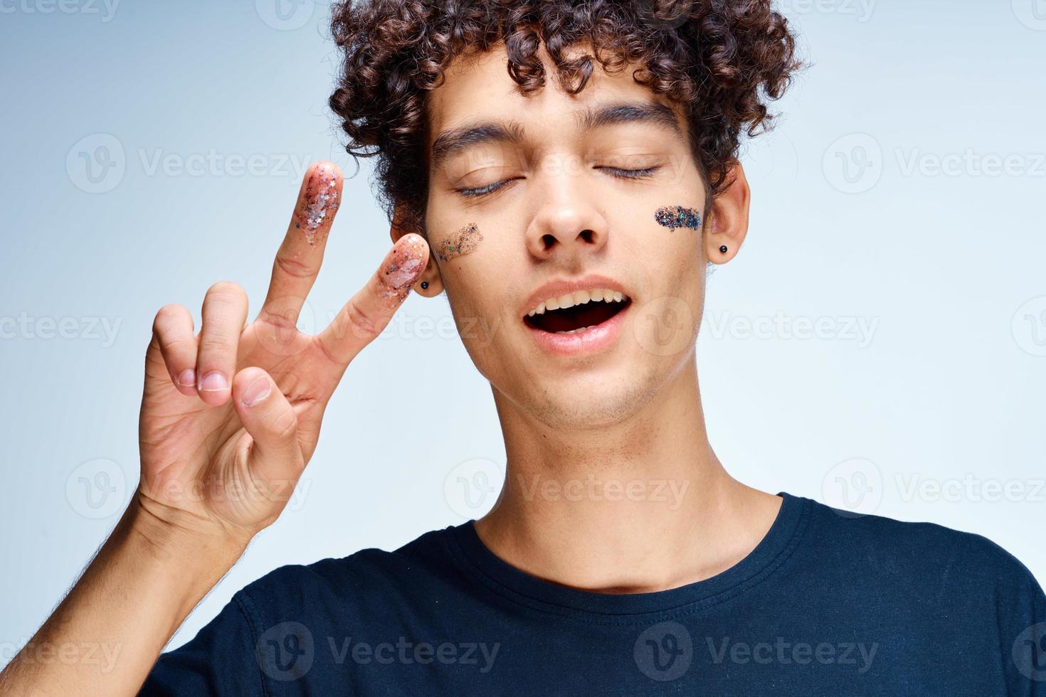 emocional homem com encaracolado cabelo cosméticos facial fechar-se foto