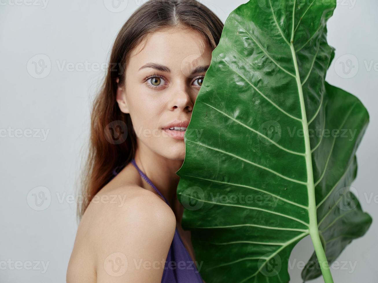 mulher dentro uma roupa de banho verde folha exótico encantador Veja foto