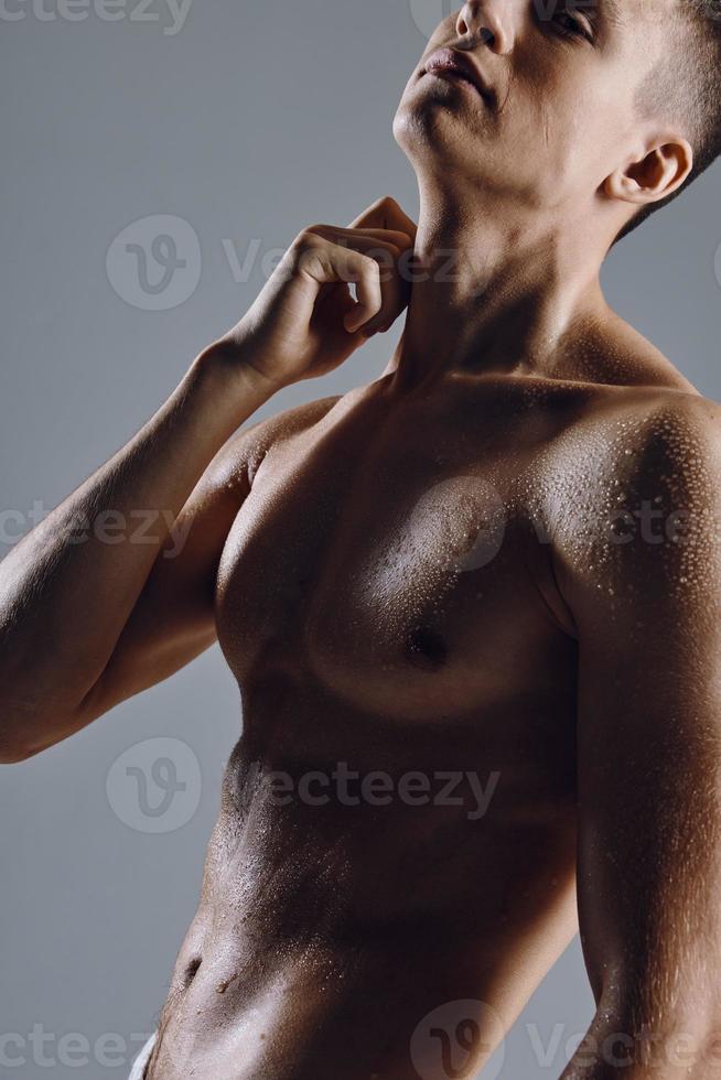 silhueta do esportivo homem em cinzento fundo nu tronco fisiculturista ginástica foto