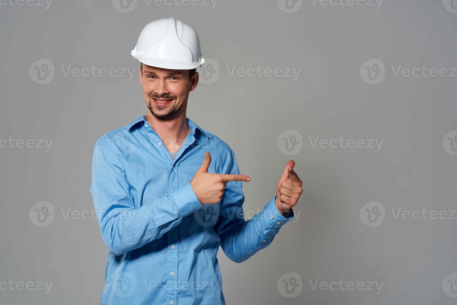 trabalhador masculino engenheiro dentro branco capacete emoções profissional foto