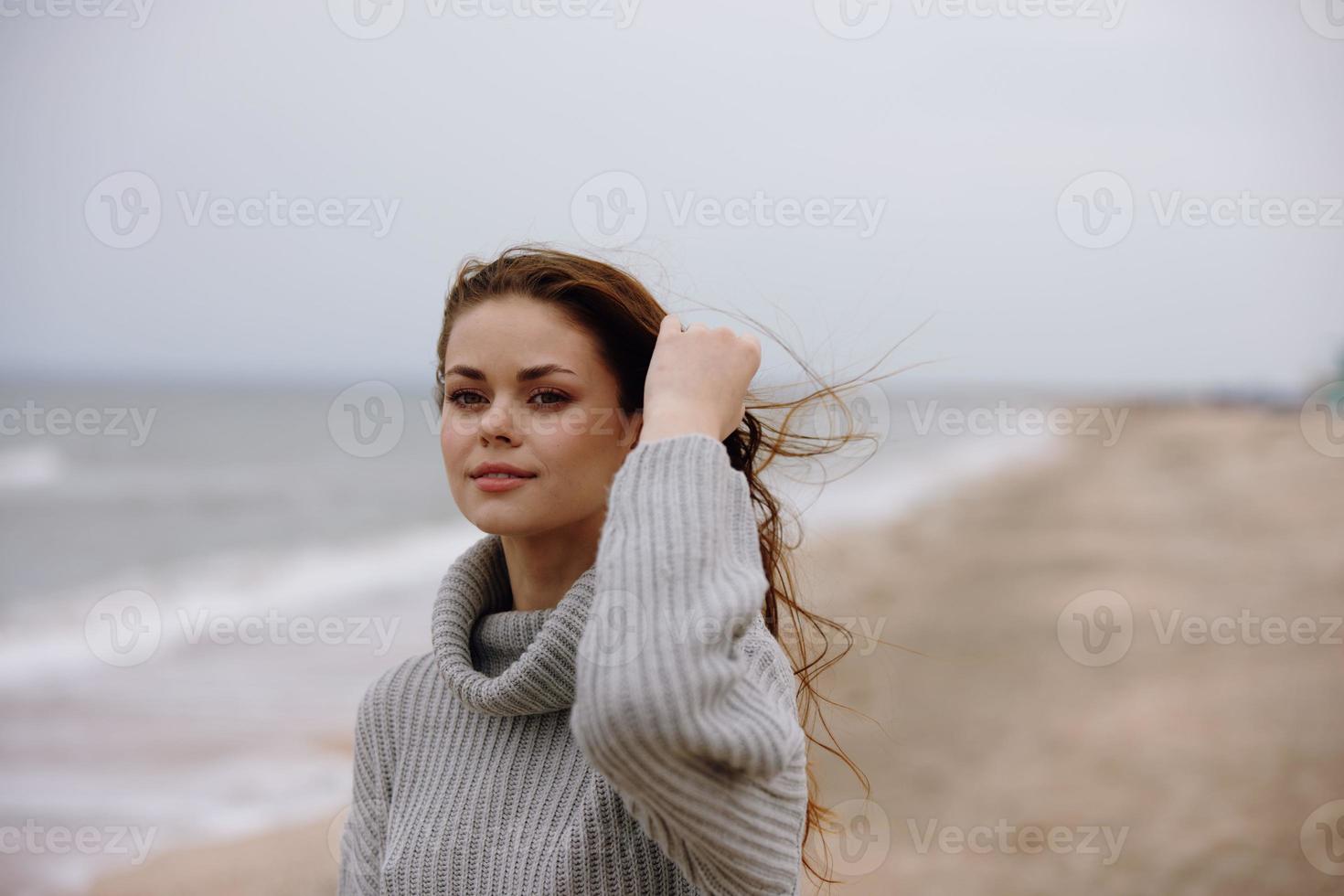 retrato do uma mulher nublado clima de a mar viagem fresco ar feliz fêmea relaxante foto