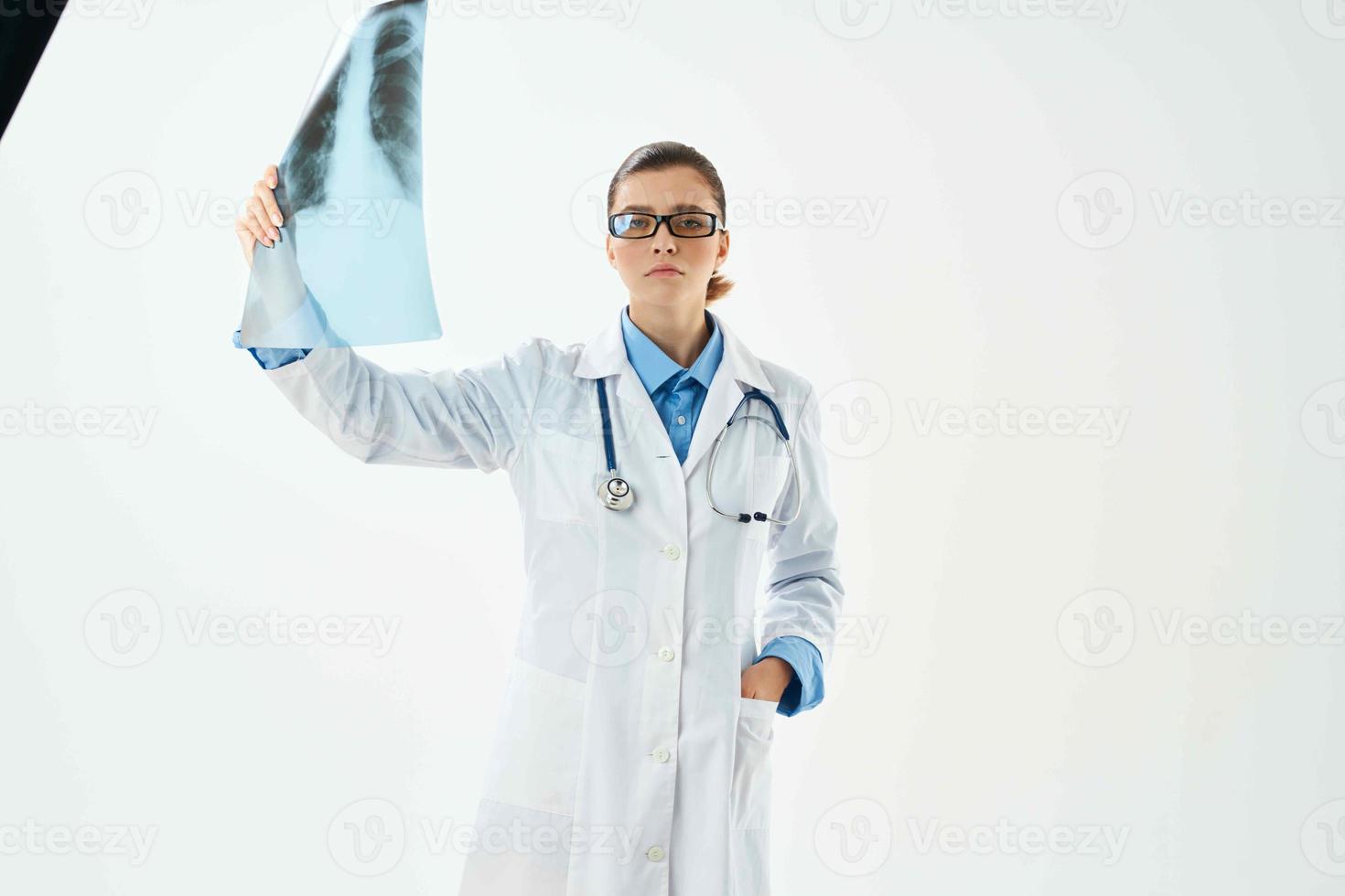 mulher radiologista dentro laboratório casaco olhando às raio X diagnóstico hospital foto