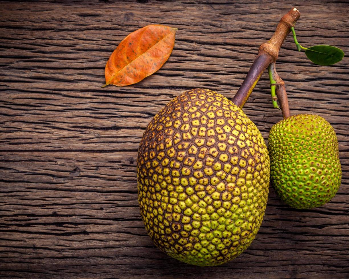 doce jack fruit em surrado fundo de madeira. fruta tropical, polpa doce e aromática de jaca madura foto