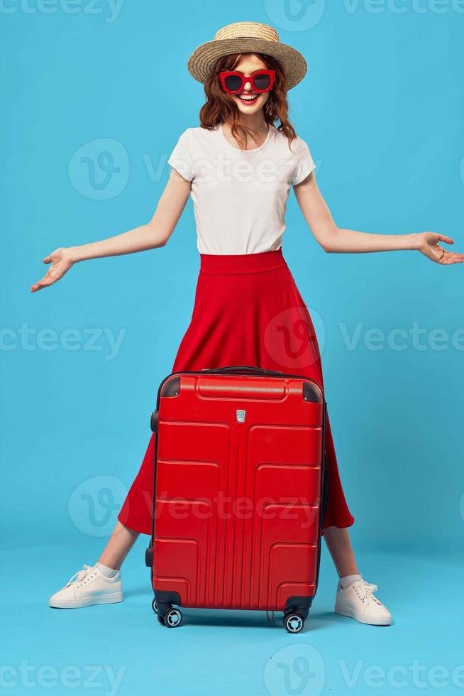 mulher turista vermelho mala de viagem período de férias Diversão oculos de sol viagem foto