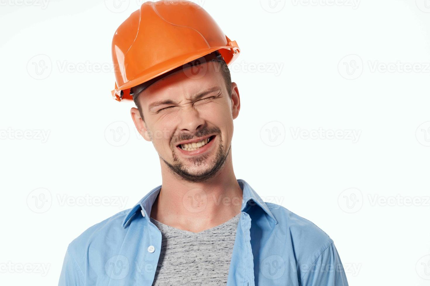 homem dentro laranja capacete proteção trabalhando profissão foto