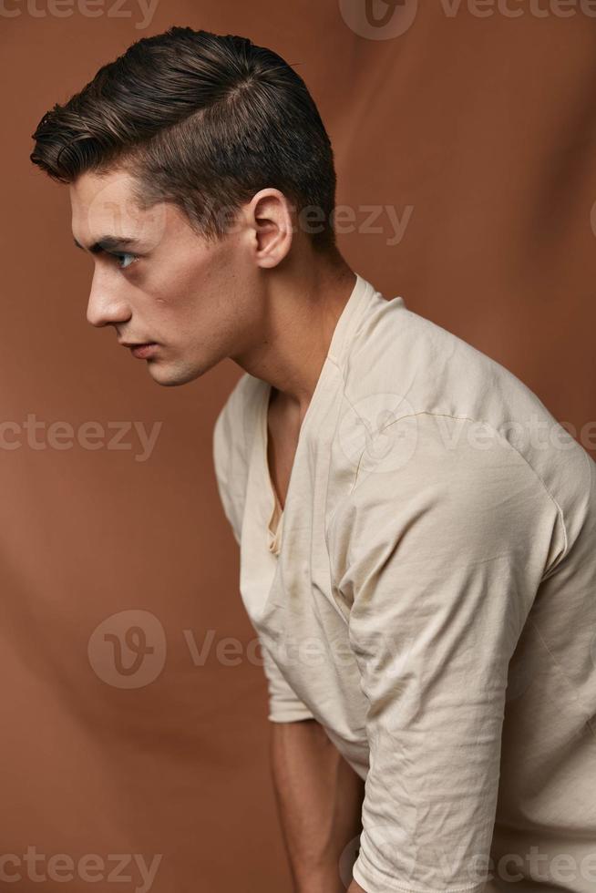 bonito jovem masculino camiseta lado Visão Penteado elegante foto