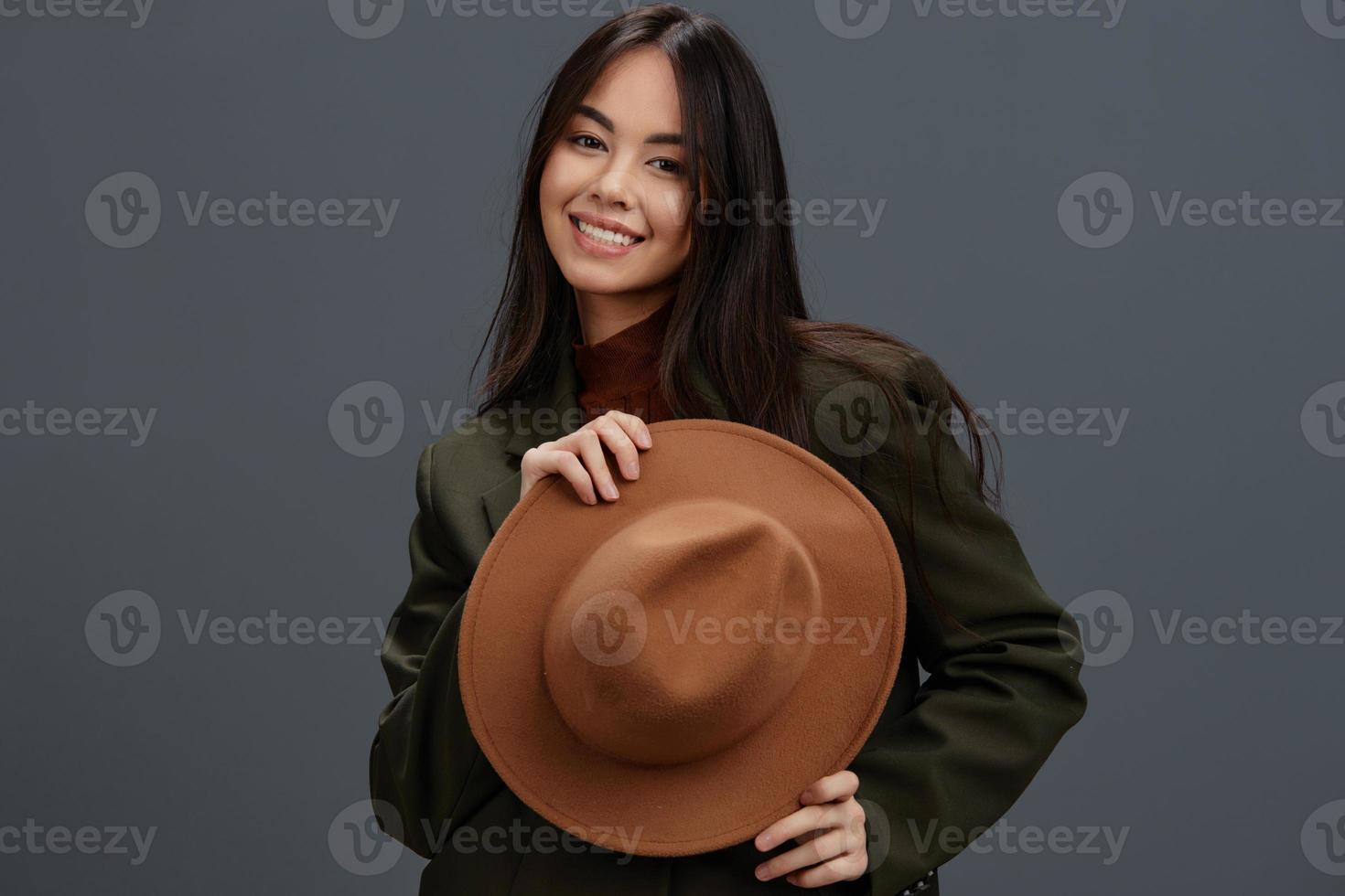 retrato mulher à moda roupas bege chapéu charme estúdio modelo foto